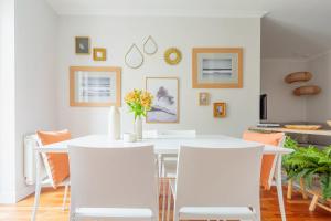 jadalnia z białym stołem i krzesłami w obiekcie San Sebastian City Center⎮3 Bedrooms⎮Free WIFI w mieście San Sebastián