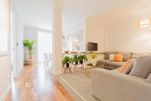 salon z kanapą i stołem w obiekcie San Sebastian City Center⎮3 Bedrooms⎮Free WIFI w mieście San Sebastián
