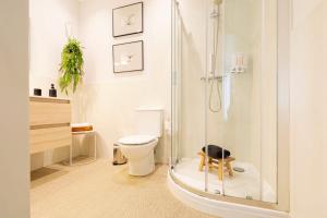 łazienka z toaletą i przeszklonym prysznicem w obiekcie San Sebastian City Center⎮3 Bedrooms⎮Free WIFI w mieście San Sebastián +8 zdjęć
