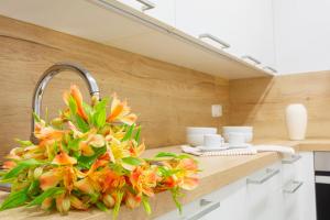 kuchnia ze zlewem i kwiatami w obiekcie San Sebastian City Center⎮3 Bedrooms⎮Free WIFI w mieście San Sebastián