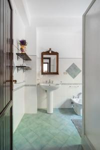 Et badeværelse på Le Casette all'Addaura by Domus Sicily + 62 billeder