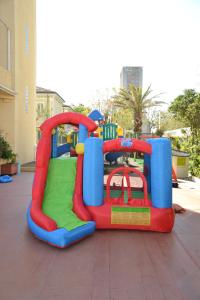 un gran parque infantil inflable en un parque en Perticari, en Pesaro