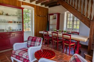 une salle à manger avec une table et des chaises dans l'établissement La Petite Maison Garde Barrière, à Baudrières