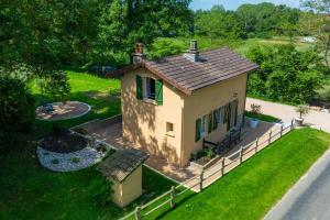 une vue aérienne sur une petite maison avec une clôture dans l'établissement La Petite Maison Garde Barrière, à Baudrières 12 autres photos