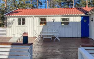 un capannone bianco con un tavolo e sedie su un ponte di Gorgeous Home In Færvik With Kitchen a Veden