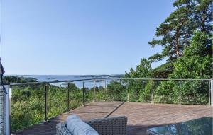 un balcone con vista sull'oceano di Gorgeous Home In Færvik With Kitchen a Veden