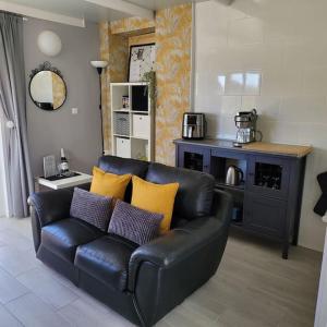 Η κουζίνα ή μικρή κουζίνα στο Hikers Haven Courtyard Apartment Tamaimo Tenerife
