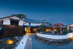 FARMSTAY miyuki-street "Hotaru" في Kugumiya: منزل به سياج وساحة