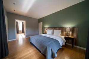 Postel nebo postele na pokoji v ubytování Hôtel Château Schengen