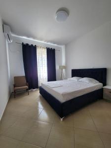 Una cama o camas en una habitación de Qerret Beach Apartments