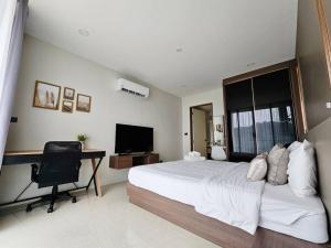 TV a/nebo společenská místnost v ubytování Seaview room nice sunset Patong