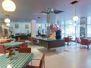 a restaurant with tables and chairs and a cafeteria at Jinjiang Inn Guilin Qixing Road in Guilin