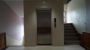 un pasillo con escaleras y una puerta en un edificio en Roung Nakhone Vang Vieng Hotel, en Vang Vieng