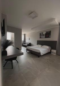 a large bedroom with a bed and a table at Relais Villa Rosa in Pero