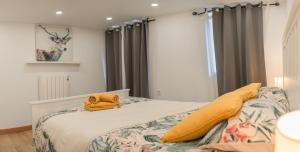 Postel nebo postele na pokoji v ubytování Aptos Cama Del Rey 2 dormitorios