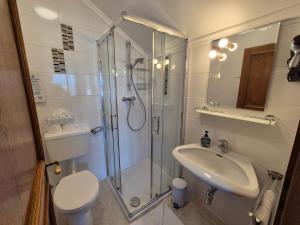 Koupelna v ubytování Hotel Garni Hutter