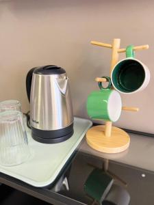 曼谷Hi Life Sukhumvit 65的咖啡壶和茶壶(桌子上)