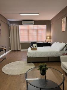 曼谷Hi Life Sukhumvit 65的一间卧室设有一张大床和一张玻璃桌