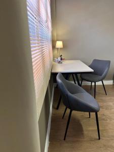 曼谷Hi Life Sukhumvit 65的一间会议室,配有桌椅和窗户