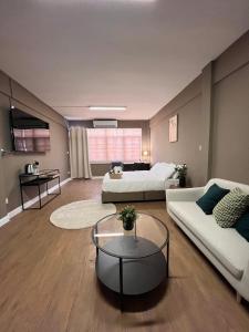 曼谷Hi Life Sukhumvit 65的带沙发和床的客厅 更多7张照片