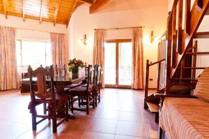 Un comedor con una mesa y sillas en una habitación. en Las Cuatro Estaciones, en Cariló