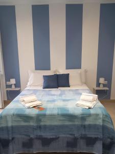 Postel nebo postele na pokoji v ubytování Blueinfinityroom