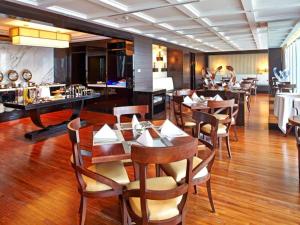 a restaurant with wooden tables and chairs and a bar at Han Yue Lou Hotel Nanjing in Nanjing