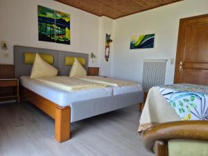 Postel nebo postele na pokoji v ubytování Hotel Garni Hutter