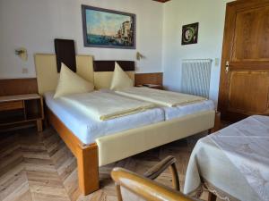 Postel nebo postele na pokoji v ubytování Hotel Garni Hutter