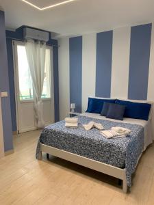 Postel nebo postele na pokoji v ubytování Blueinfinityroom