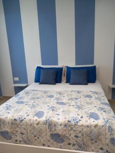 Postel nebo postele na pokoji v ubytování Blueinfinityroom