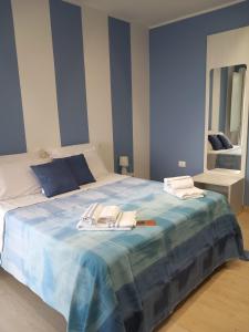 Postel nebo postele na pokoji v ubytování Blueinfinityroom