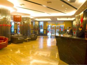 eine Lobby mit einer Bar und Sofas in einem Gebäude in der Unterkunft Nanning Prince Hotel in Nanning
