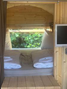 TV a/nebo společenská místnost v ubytování ElbCampingFass "Sächsische Schweiz" in Pirna