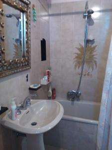 un baño con lavabo y bañera en 4 Assi, en Pitigliano