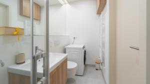 Un baño de Apartment in the Clouds Letná - Luxury with Romantic Balconies in Quiet Centre of Prague