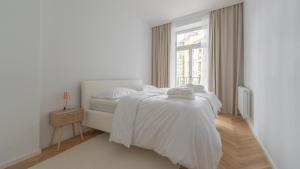 Una cama o camas en una habitación de Apartment in the Clouds Letná - Luxury with Romantic Balconies in Quiet Centre of Prague 17 fotos más
