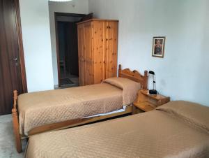 1 dormitorio con 2 camas individuales y armario en Casa A&G, en Marsala