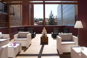A seating area at Home to Home Barcelona