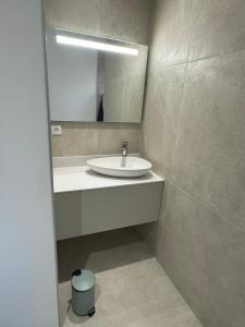 O baie la Chambre privée climatisée avec salle de bains partagée-le Sapin +18 fotografii