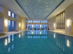 una grande piscina in un edificio con finestre di Ming Du Lakeside Hotel Nanning a Nanning