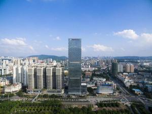 un palazzo alto in una grande città con edifici di Ming Du Lakeside Hotel Nanning a Nanning