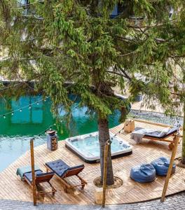 Bazén v ubytování Pine Paradise Palanga-Hill Garden Residence nebo v jeho okolí