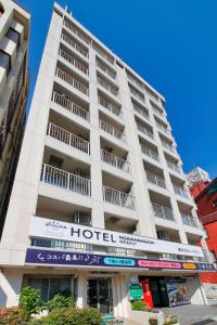 川口市にあるホテル西川口ウィークリーのホテルの看板が貼られた白い大きな建物