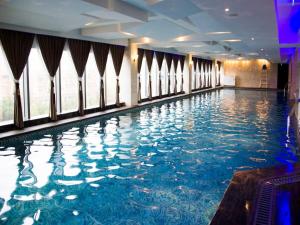 duży basen z błękitną wodą w budynku w obiekcie Chengdu Charming Yard Nature Nook Hotel w mieście Chengdu