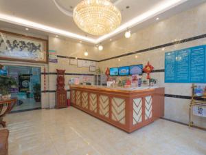 Ο χώρος του λόμπι ή της ρεσεψιόν στο GreenTree Inn Wuhu Fangte Second Phase Nanxiang Wanshang Express Hotel