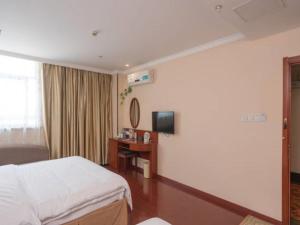 Μια τηλεόραση ή/και κέντρο ψυχαγωγίας στο GreenTree Inn Wuhu Fangte Second Phase Nanxiang Wanshang Express Hotel