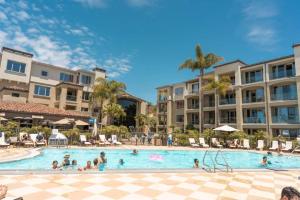 eine Gruppe von Menschen in einem Swimmingpool in einem Resort in der Unterkunft Dolphin Bay Resort and Spa in Shell Beach