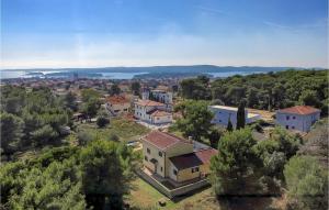 een luchtfoto van een stad met huizen en bomen bij Cozy Home In Medulin With Sauna in Medulin