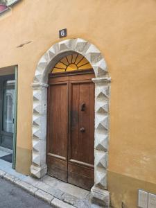 アンティーブにあるStudio Vieil Antibes Proche Merの建物の側面にあるアーチ型の木製のドア